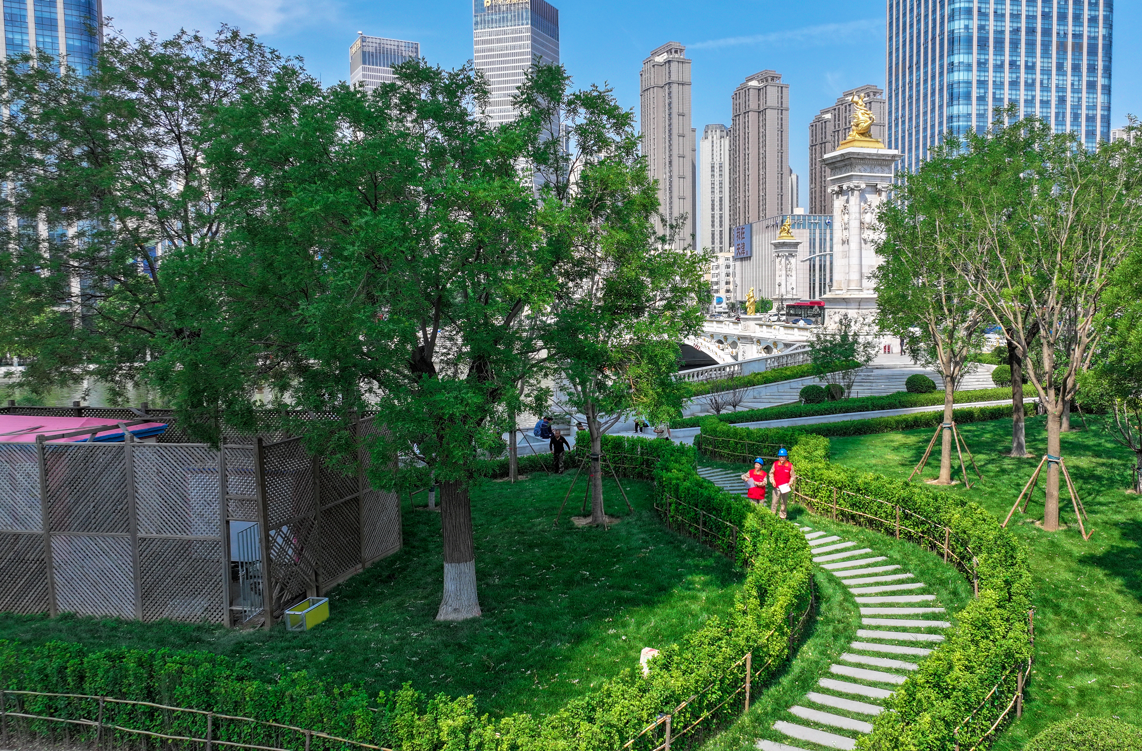 风光点亮上合 ——上合组织峰会首次实现全绿色用能_fororder_6月17日，国网天津城东公司工作人员对北安桥周边供电设施进行巡视。 (孙菊)1.JPG