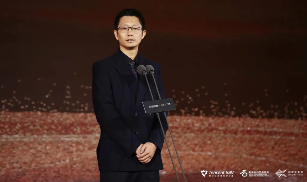 金华籍青年科学家伊成器站上科学探索奖领奖台