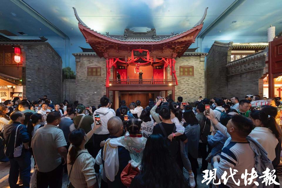 江苏各大博物馆持续高热，“白＋黑”模式让观众逛得停不下来