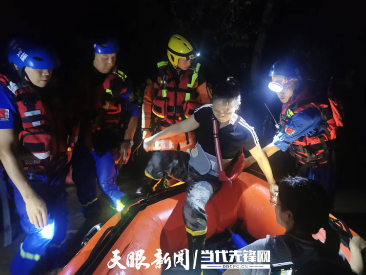 这些穿行浪尖的身影让群众安心｜防汛救灾一线党员先锋扛起使命担当