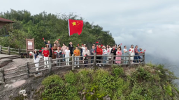 崀山丹霞映朝阳  游人同唱贺国庆