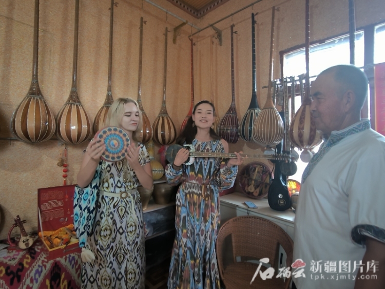 石榴花开 籽籽同心丨加依村：“非遗工坊”奏响乡村振兴新乐章