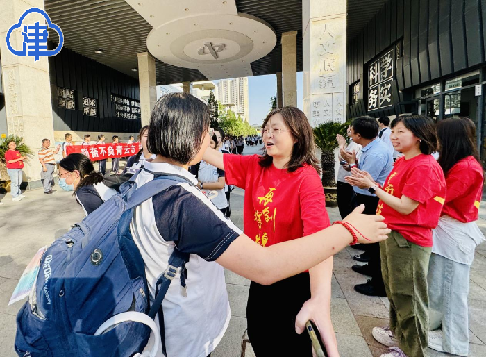 温情“最后一课”：击掌壮行 赠饮定胜