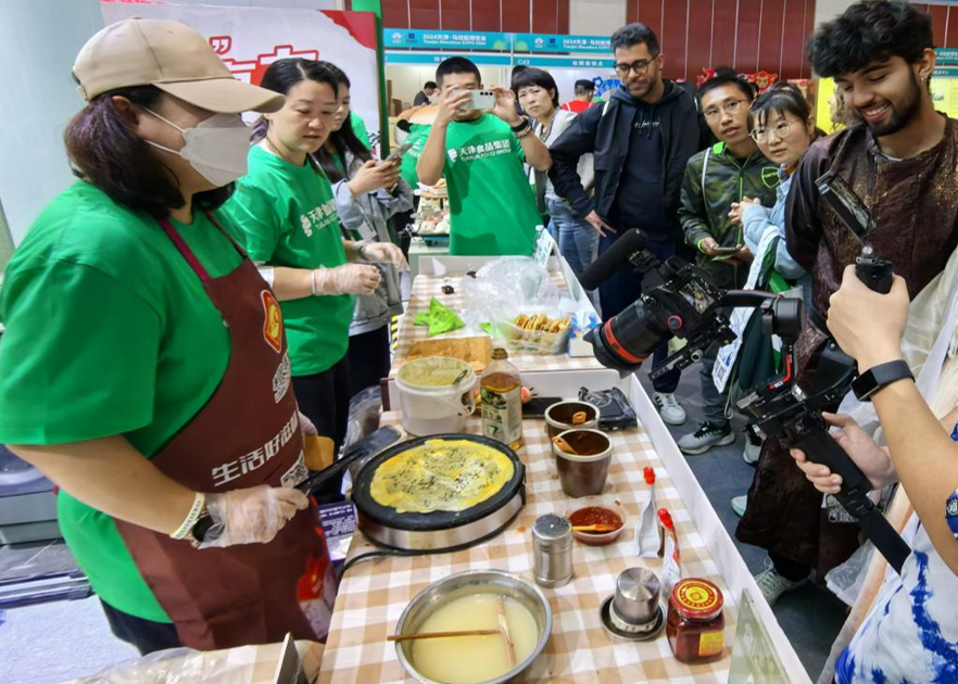 i运动 爱天津｜打卡天马博览会 国际青年品味天津特色美食文化