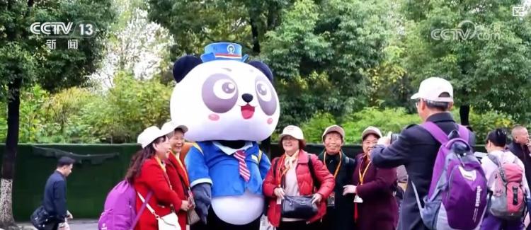 秋季文旅消费热力十足：银发专列跨省游与城市赏秋经济双双升温