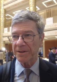 【1分钟快问大咖】杰弗里·萨克斯：美国在制造混乱 中国在推动发展_fororder_企业微信截图_17743381033395