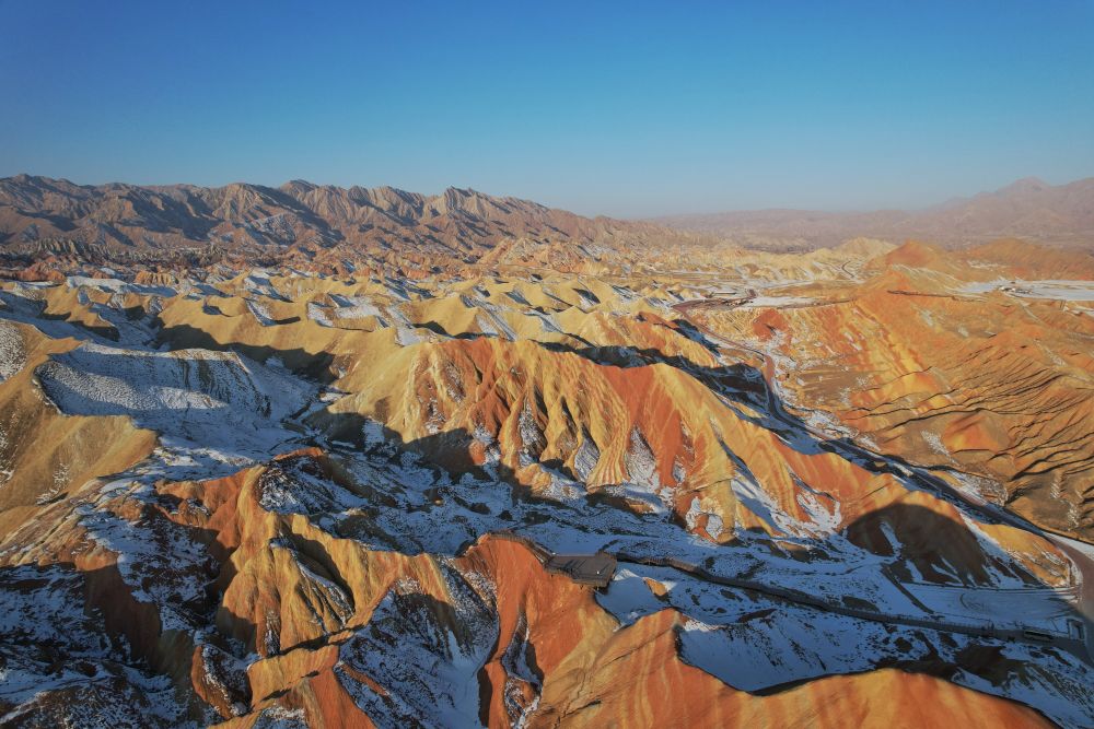 张掖：雪后丹霞半山素裹半山霓