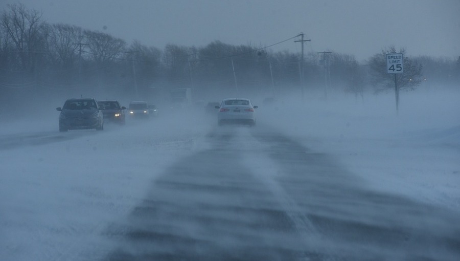 冬季风暴来袭 美国多地交通受阻电力告急