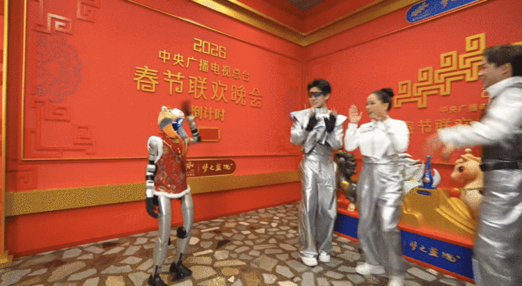 这个春节，人形机器人正在实现“能演亦能干”