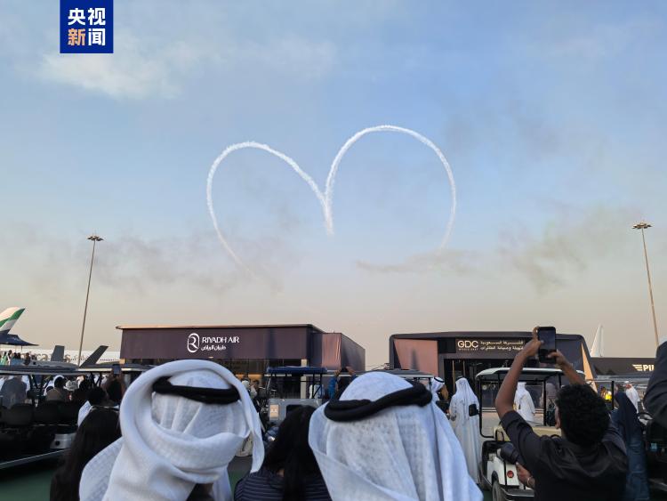 中国产教练机亮相迪拜航展飞行表演