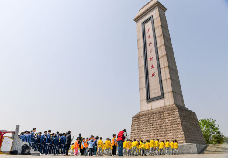 清明祭扫缅怀革命先烈