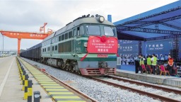 海南自贸港封关后首趟铁路定制化班列开行