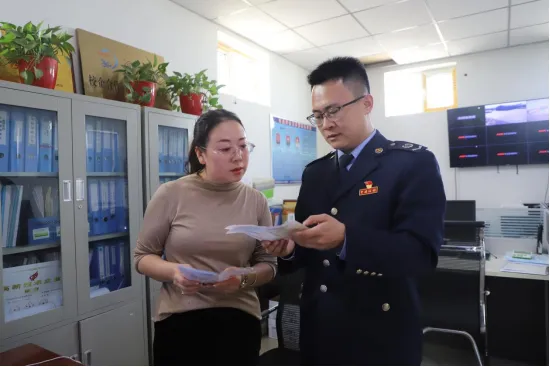 张掖税务：增信培优 助力企业合规经营“诚”风破浪_fororder_临泽县税务干部进企业宣传纳税信用、信用修复相关政策