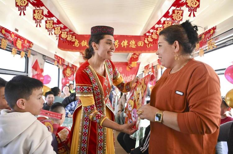 从马背上出发,她成为我国首位塔吉克族列车长