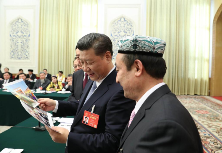 【环着沙漠看新疆】石榴花开幸福来 治沙增收两不误_fororder_图片1