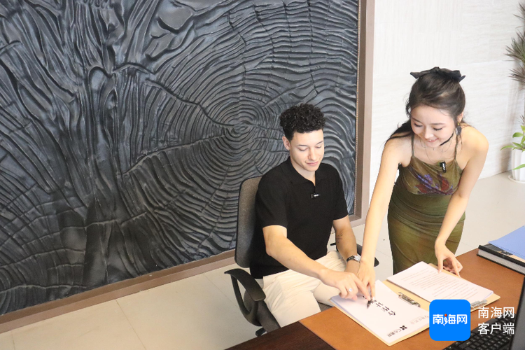 外国网红看海南 | 废弃建筑变棚拍基地 中英跨国情侣在陵水影视基地大秀演技