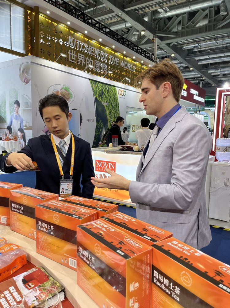 资讯有故事丨订单越来越多 生意更加红火 外国参展商点赞进博会“溢出效应”