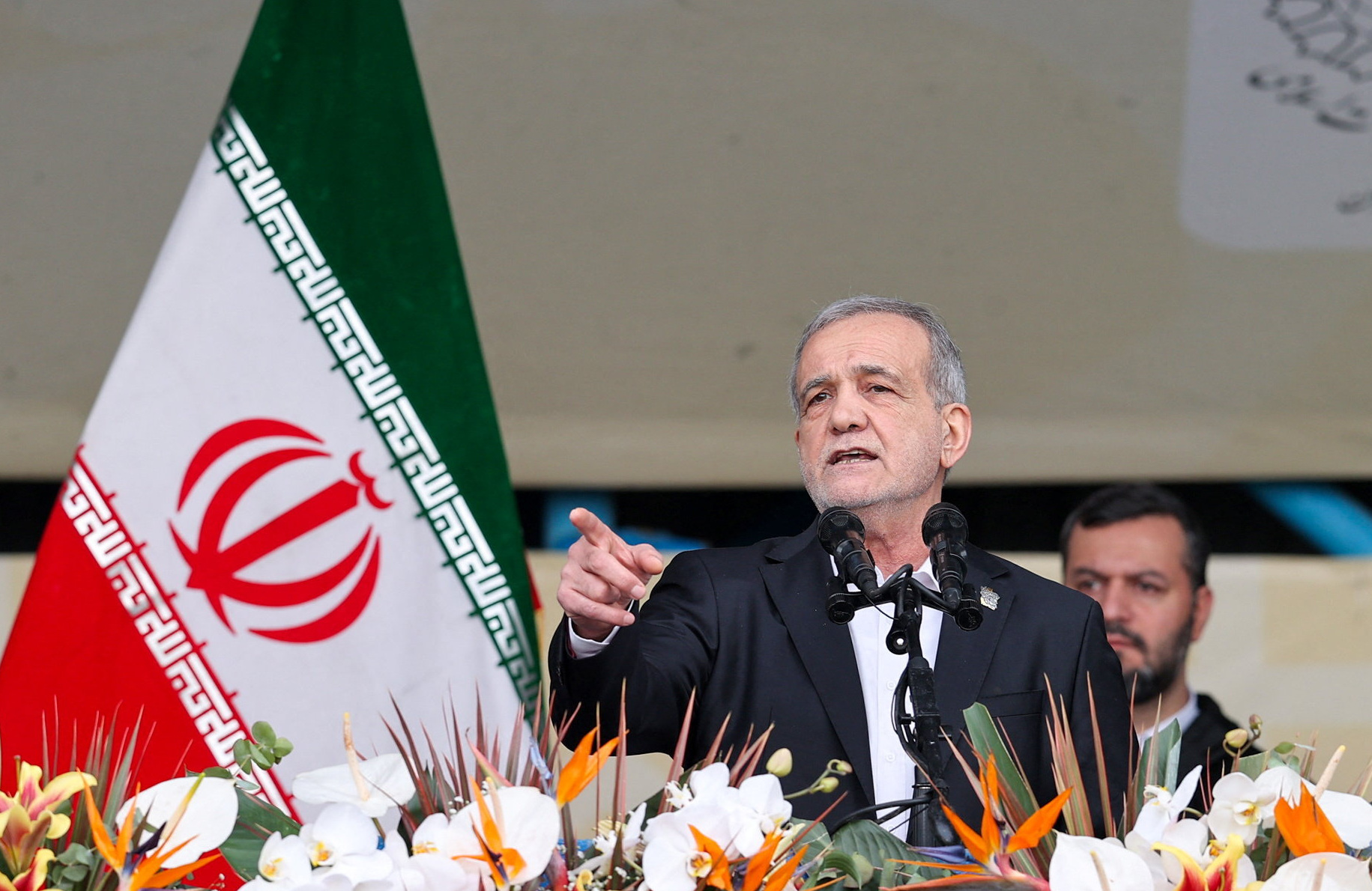 美军在中东集结摆出作战姿态 伊朗总统表示不会屈服于霸凌和胁迫