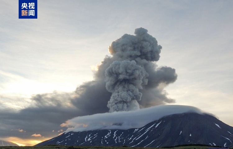 俄罗斯克拉舍宁尼科夫火山喷发 火山灰高达4000米