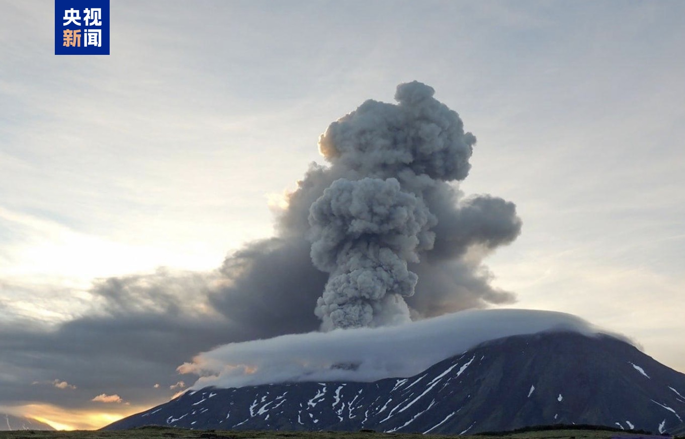 俄罗斯克拉舍宁尼科夫火山喷发 火山灰高达4000米