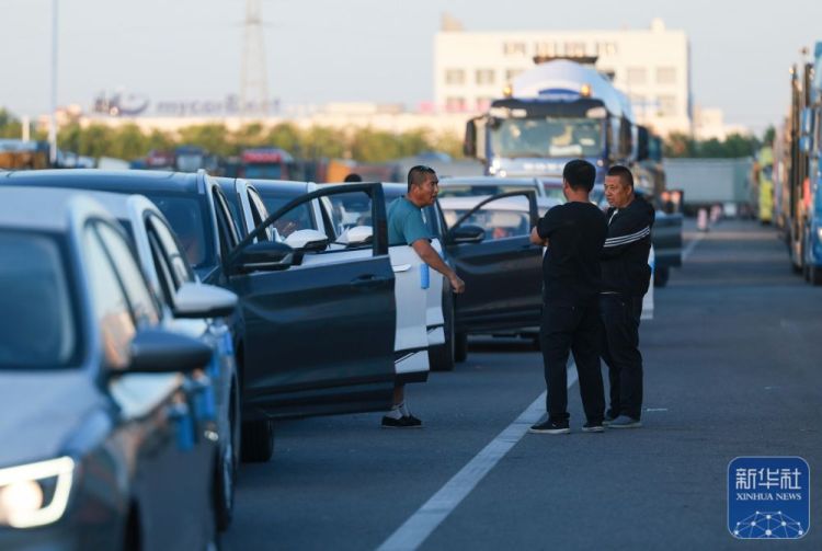 新华全媒+｜在霍尔果斯，这群人让国产新能源汽车“跑”向中亚