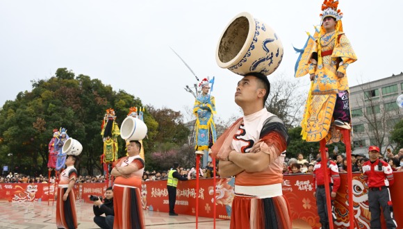 A North–South Folk Fusion for the Lantern Festival: Tonglu's Grand Folk Street Parade Lights Up the City