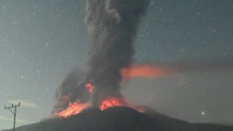 印尼勒沃托比火山喷发 灰柱高达8000米