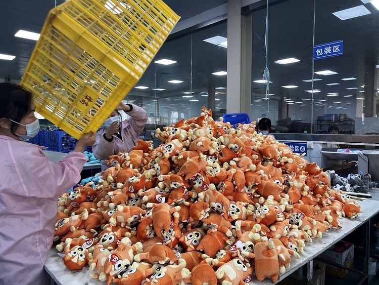 家门口的世界丨小玩具走向世界大舞台——每年上亿只毛绒玩具从这里销往全球