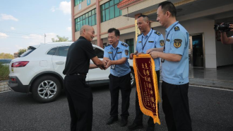 巡查途中发现车祸 湖南衡阳县执法人员热心救助