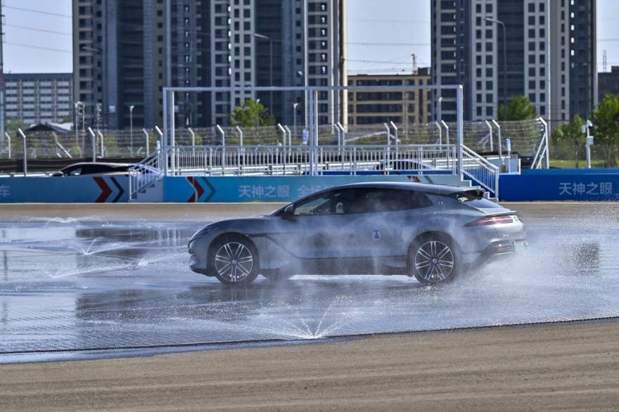 Witness Intelligent Manufacturing, Drive the Future: Diplomats from Multiple Countries Test-Drive BYD in Zhengzhou and Decode China's Intelligent Manufacturing Amid Speed and Passion_fororder_10