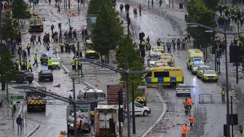 英国利物浦汽车冲撞人群事件致65人伤 事发细节公布
