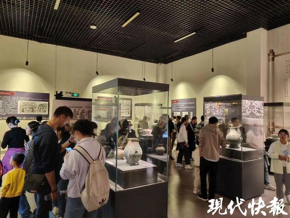 江苏各大博物馆持续高热，“白＋黑”模式让观众逛得停不下来