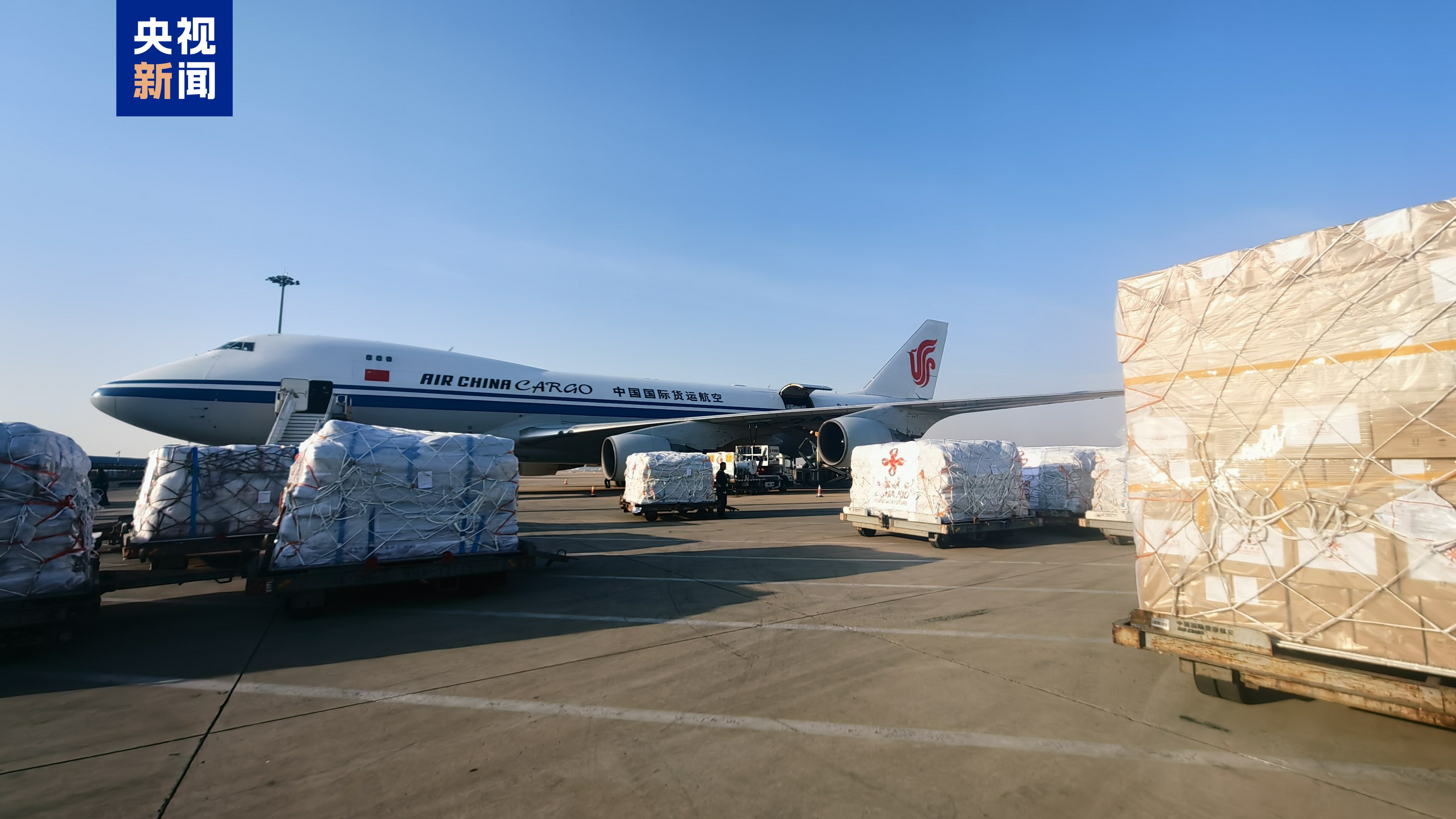 中国政府向缅甸提供的首批救灾援助物资启运