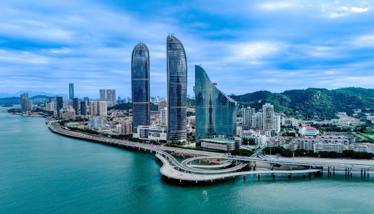 “我们从事现代化经济建设，要有长远考虑，统筹全局”