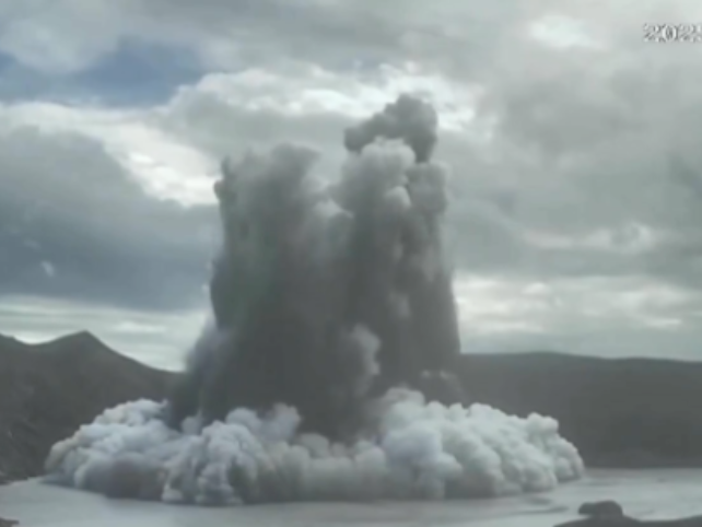 视频丨菲律宾塔阿尔火山发生多次小规模喷发