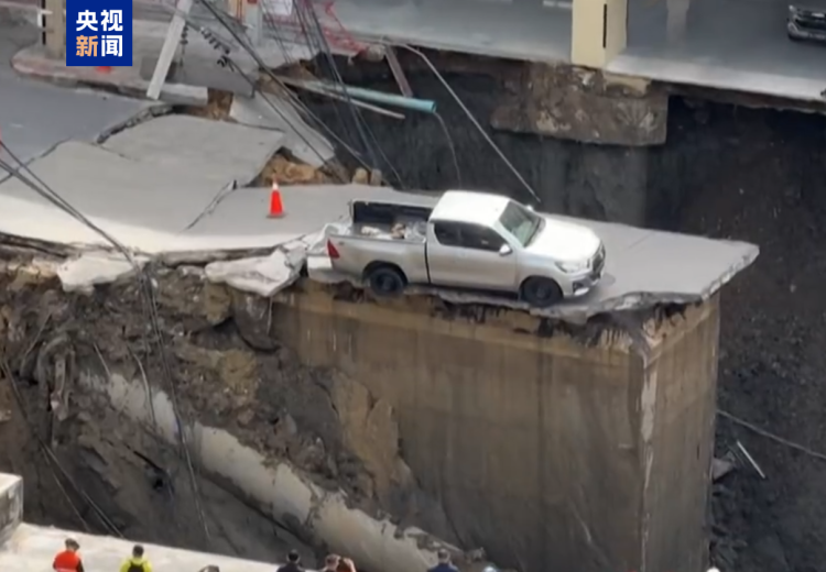 泰国曼谷一道路大面积塌陷 形成巨坑