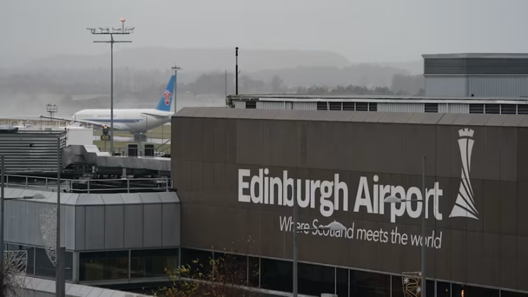出现技术故障 英国爱丁堡机场所有航班停飞