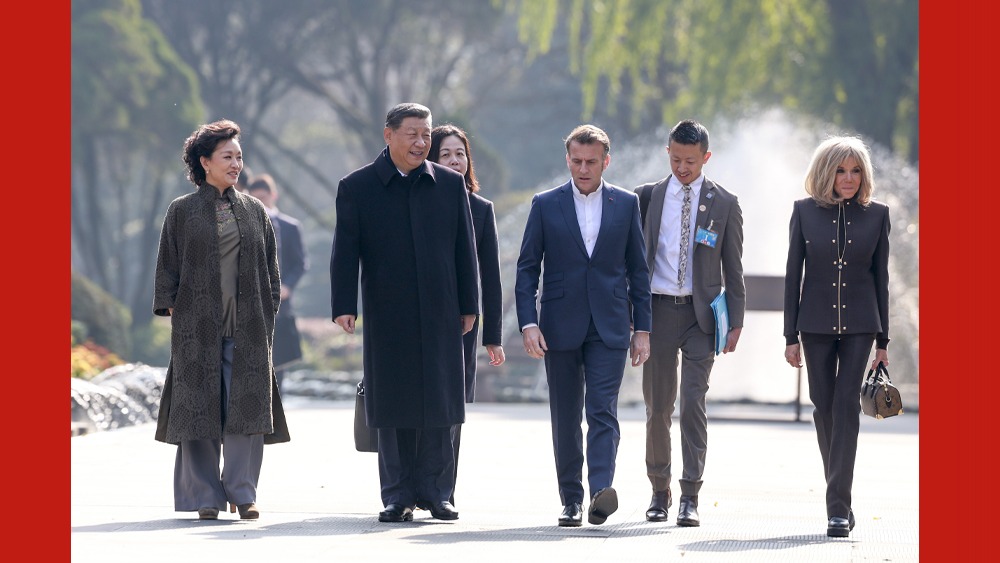 习近平同法国总统马克龙在成都进行友好交流_fororder_1764922363117_724