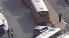 美国发生高中枪击案 家长怒问：还要等到何时？