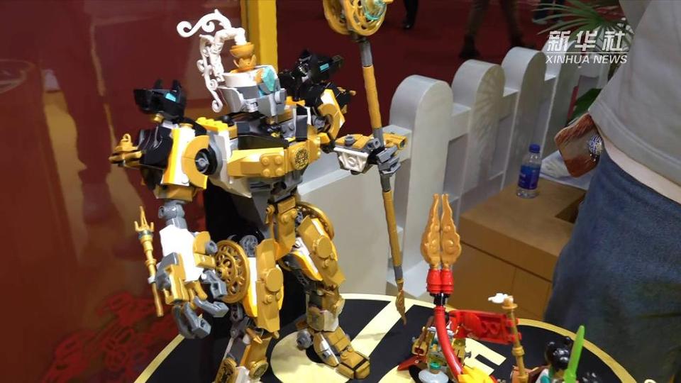 来进博会消费品展区　看积木玩具里的“中国风”