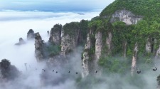 湖南张家界：峰起云间 如梦如幻