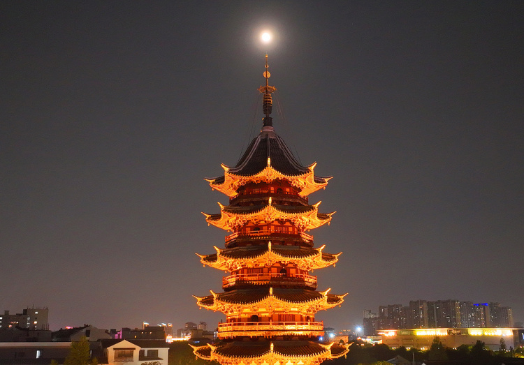 穿越古今共赴团圆！“超级月亮”和古建浪漫同框