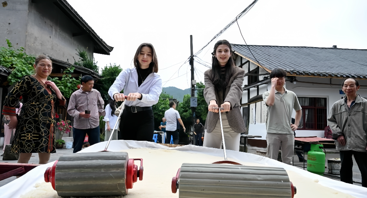 外国留学生在重庆体验端午民俗_fororder_wecom-temp-1162163-841c21f710359006cd18ff3b576a2c43