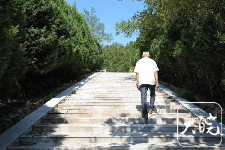 红星照耀中国•千里跃进大别山|八旬老兵义务守墓57载 希望孙辈继续守下去_fororder_1