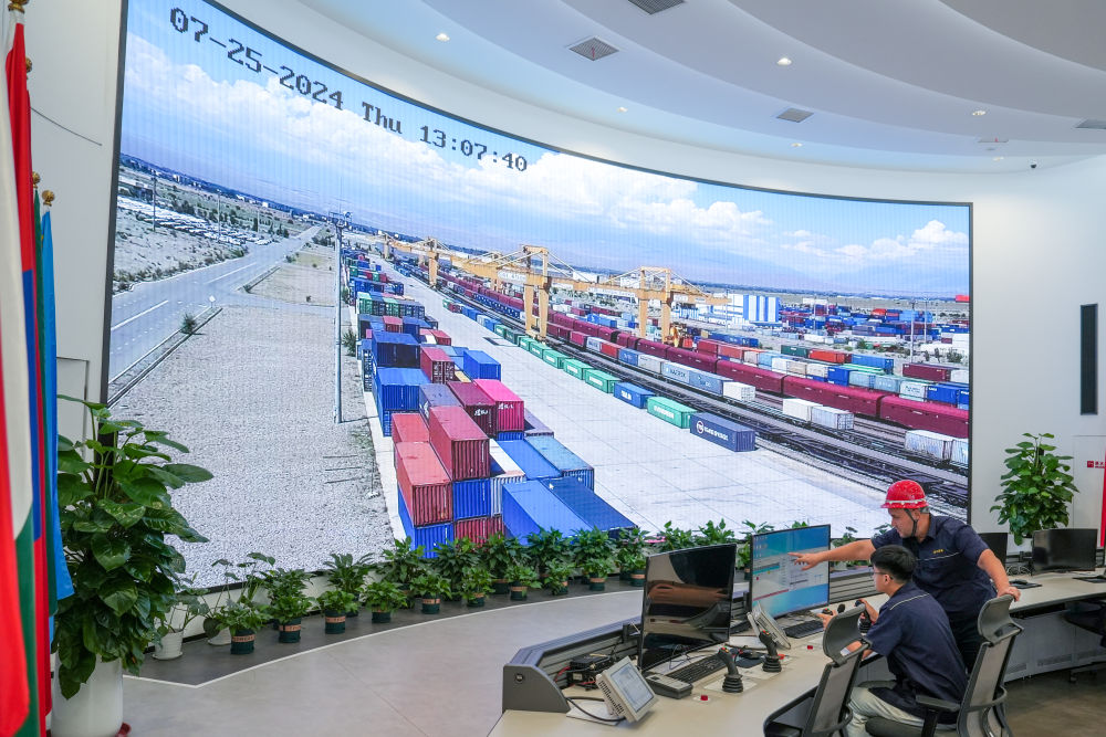 联播+｜在“钢铁驼队”旁 习近平连发四问