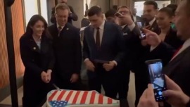 视频丨美议员瓜分“格陵兰蛋糕” 当地政府：备好“武器” 随时应对