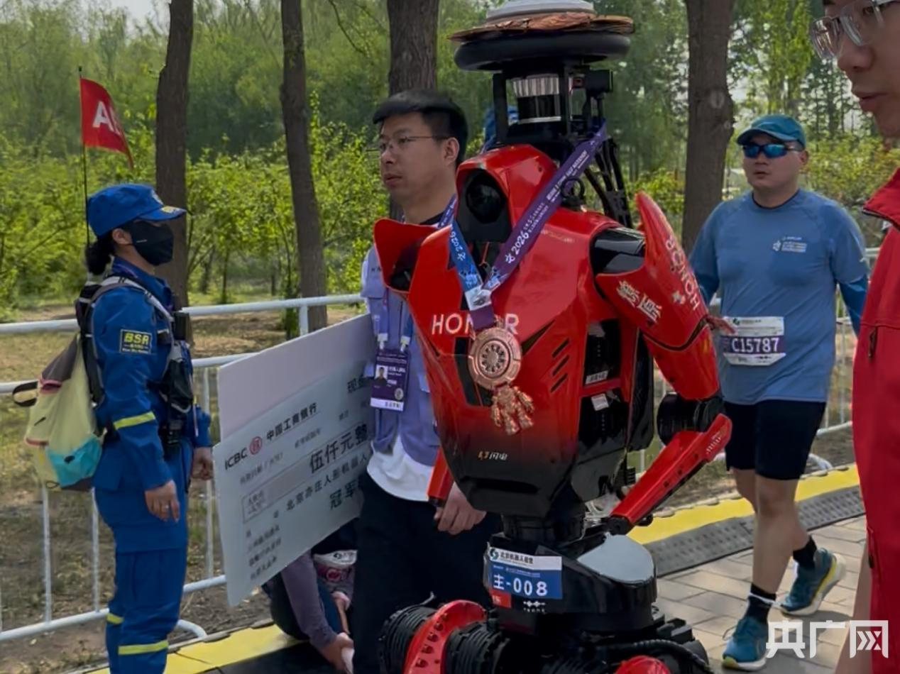 芮见一线丨从“人机共跑”到“人机共融”！人形机器人用半马成绩回答开局新期待