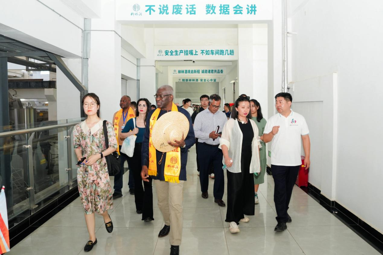 Diplomats Accredited to China from over Ten countries Explore Liulin Liquor, Savoring the Millennia-old 'Jiuhai Aroma' Legacy_fororder_图片4