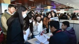 呼和浩特市政协举办“助力三年十五万青年留呼·政协委员在行动”就业招聘活动