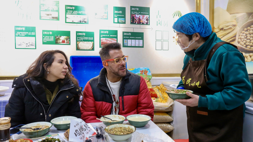 国际青年打卡天津西北角 品鉴地道美食 感受双语服务